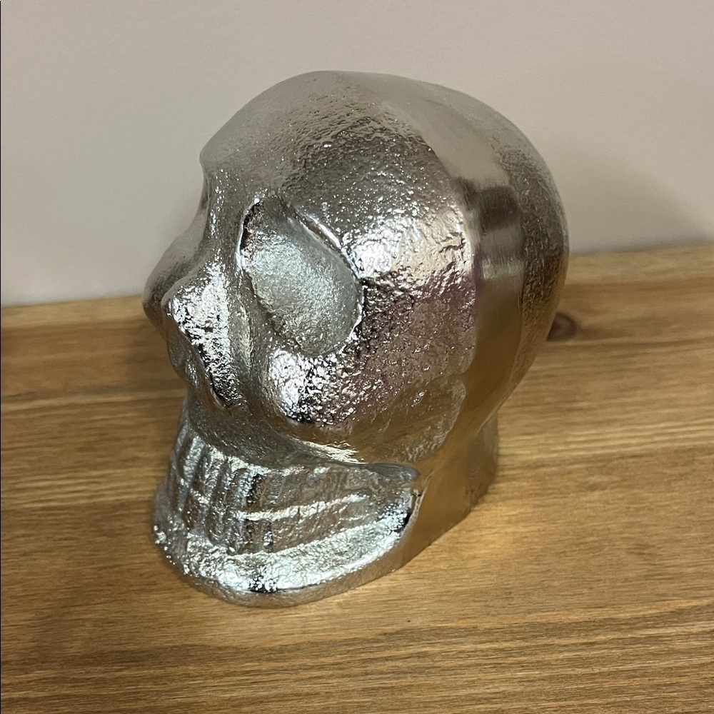 Silver Lustrous Skull Decor - Picture 2 of 2